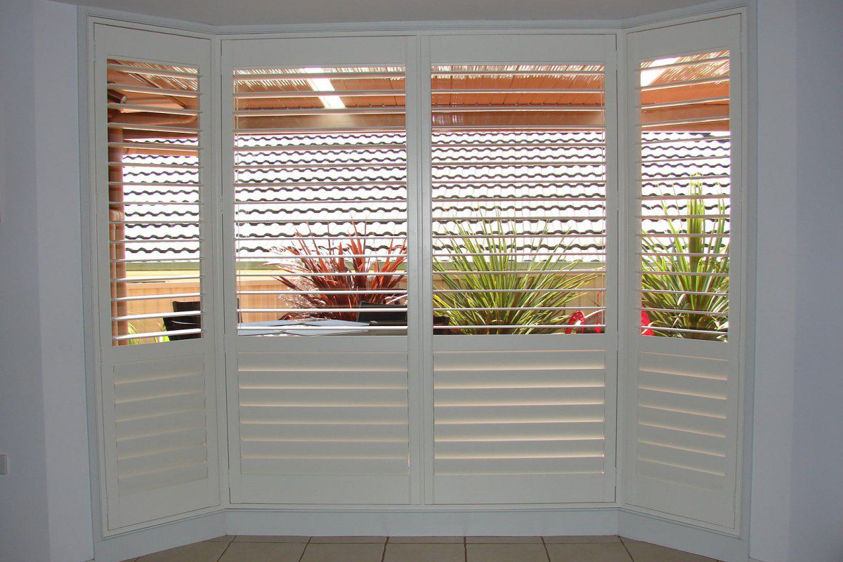 bay window shutters installed - DSC04298