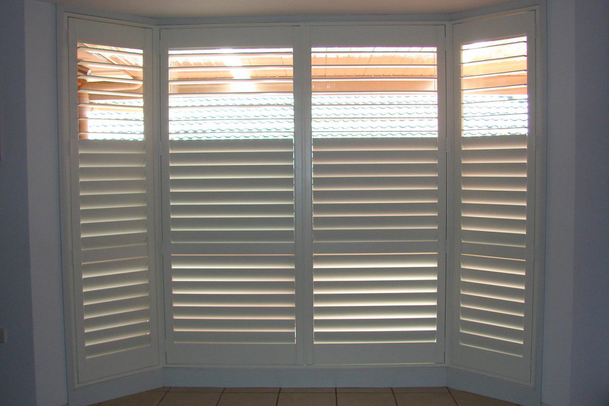 bay window shutters installed - DSC04299