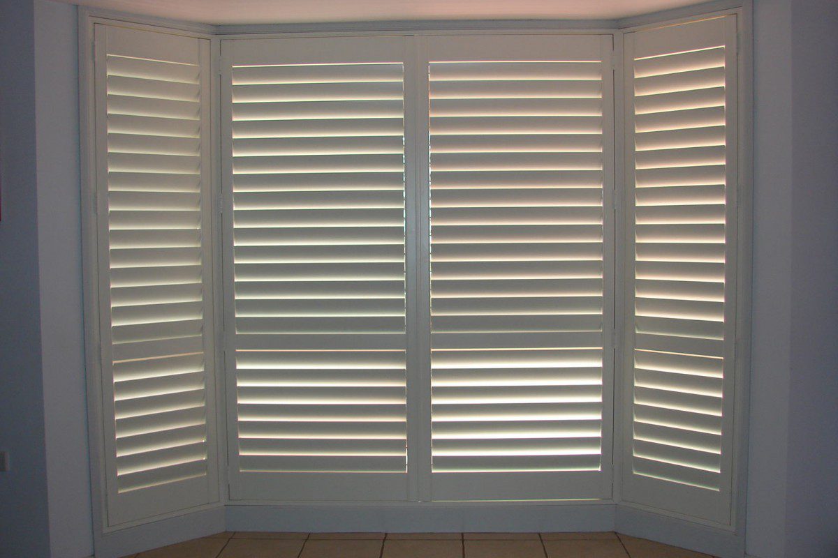 bay window shutters installed - DSC04300