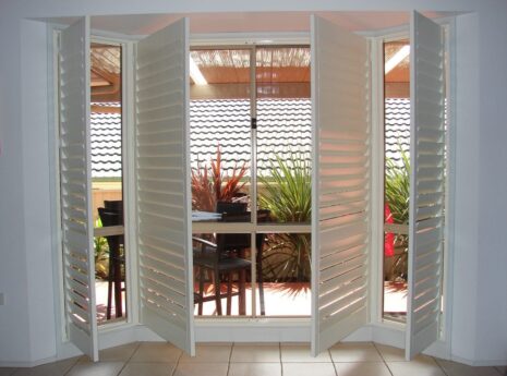 bay window shutters installed - DSC04301