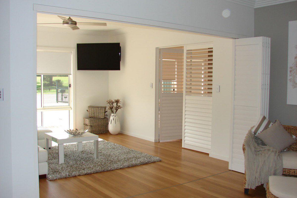 bi fold shutters internal room - DSC04100