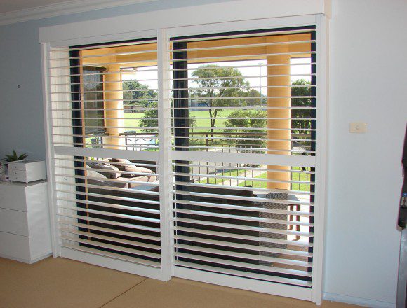 bypass shutters on sliding doorway - DSC05484