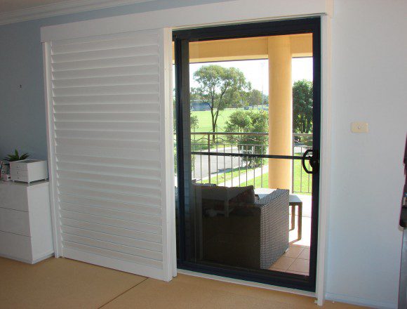 bypass shutters on sliding doorway - DSC05488