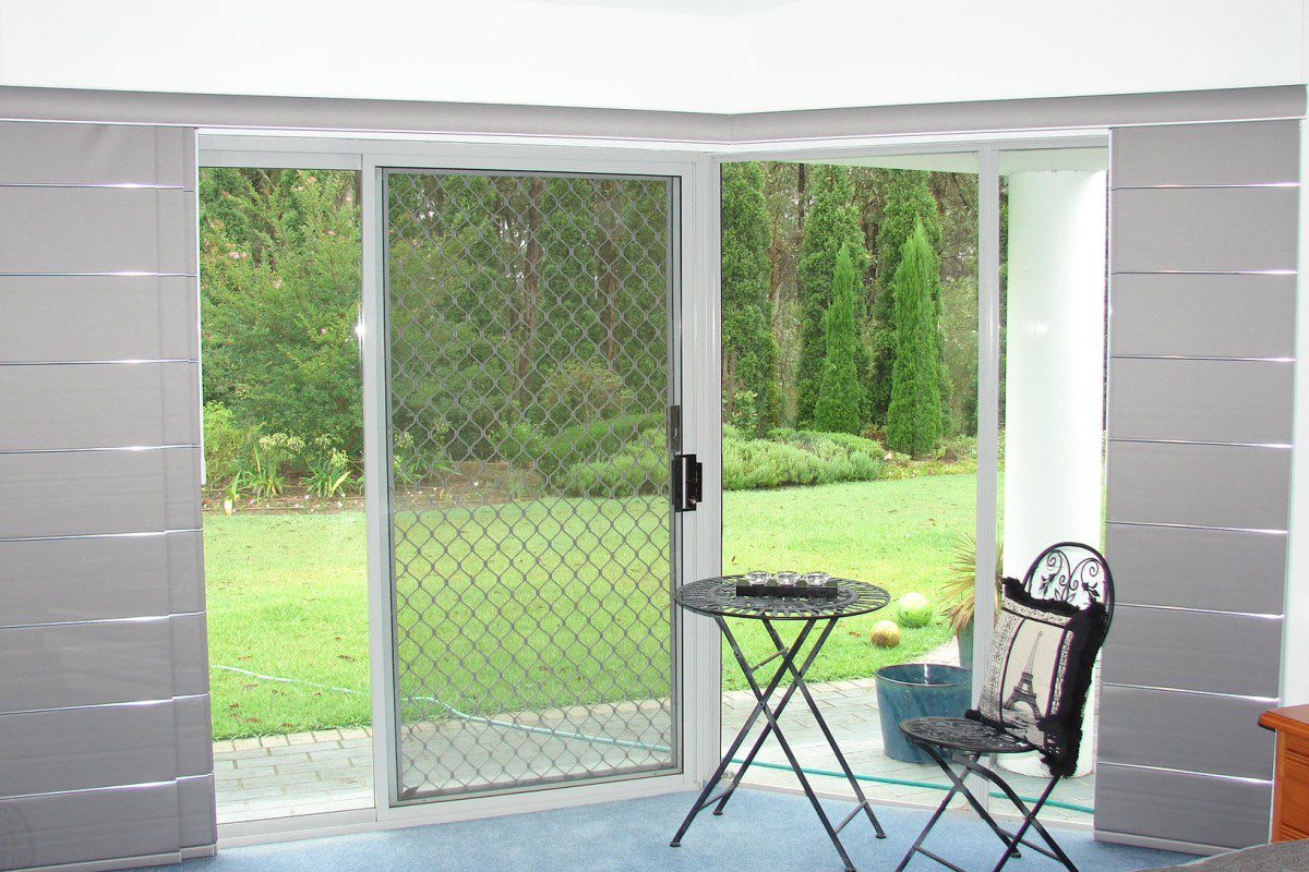panel glides corner windows - DSC04764